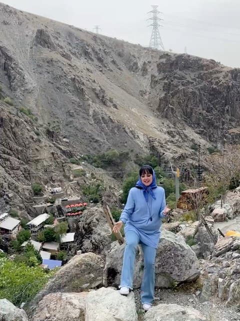 Roosari Abi · Ali Zand Vakili