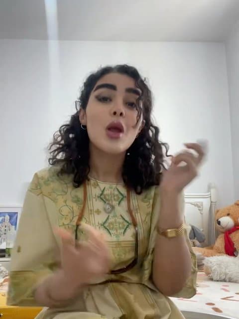 Az Eshgh Begoo · Donya