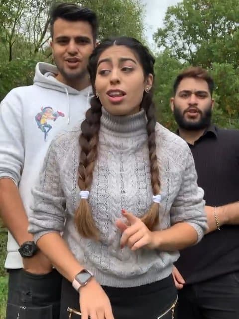 Pedare Man Bad Mano Negah Mikone · Zedbazi